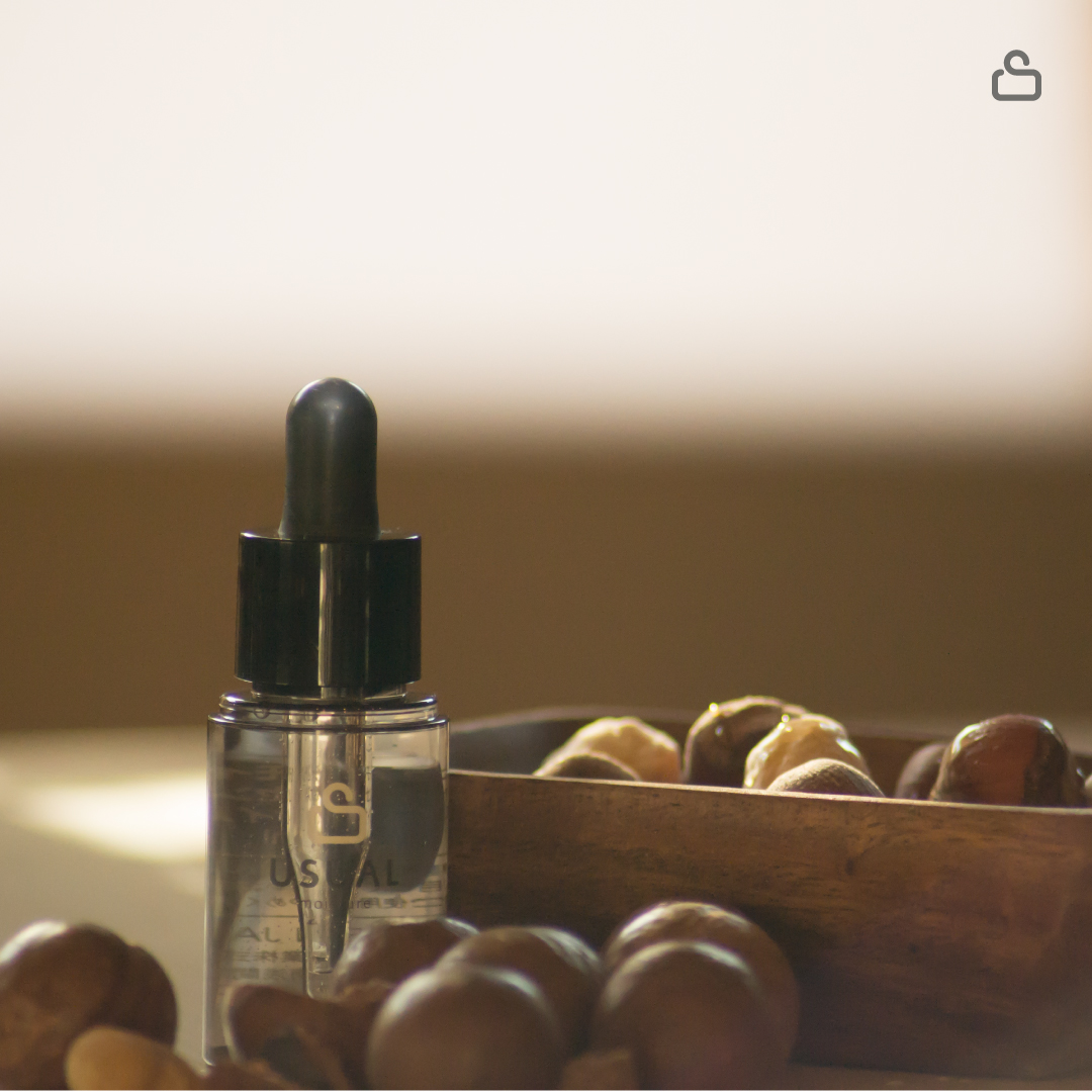 USUAL エッセンシャルオイルのボトルとナッツ